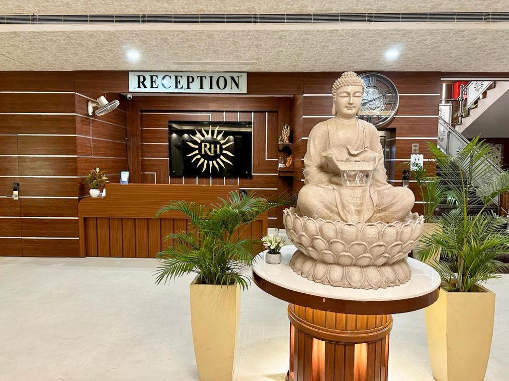 Royal Heritage Hotel & Resort Ayodhya Exteriör bild