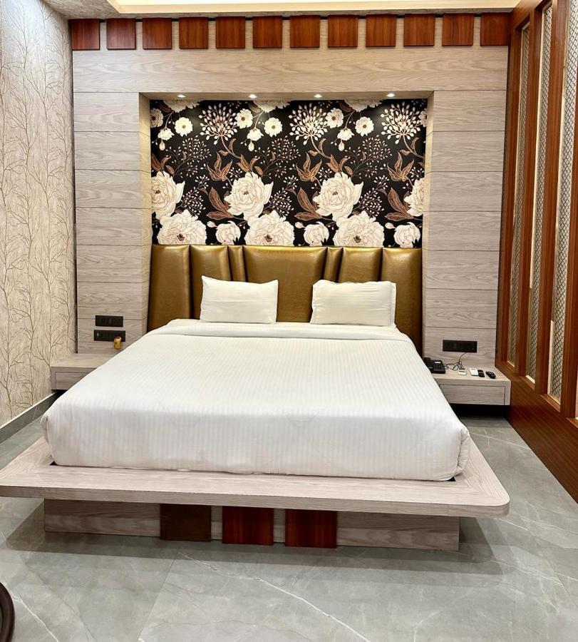 Royal Heritage Hotel & Resort Ayodhya Exteriör bild