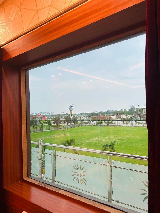 Royal Heritage Hotel & Resort Ayodhya Exteriör bild