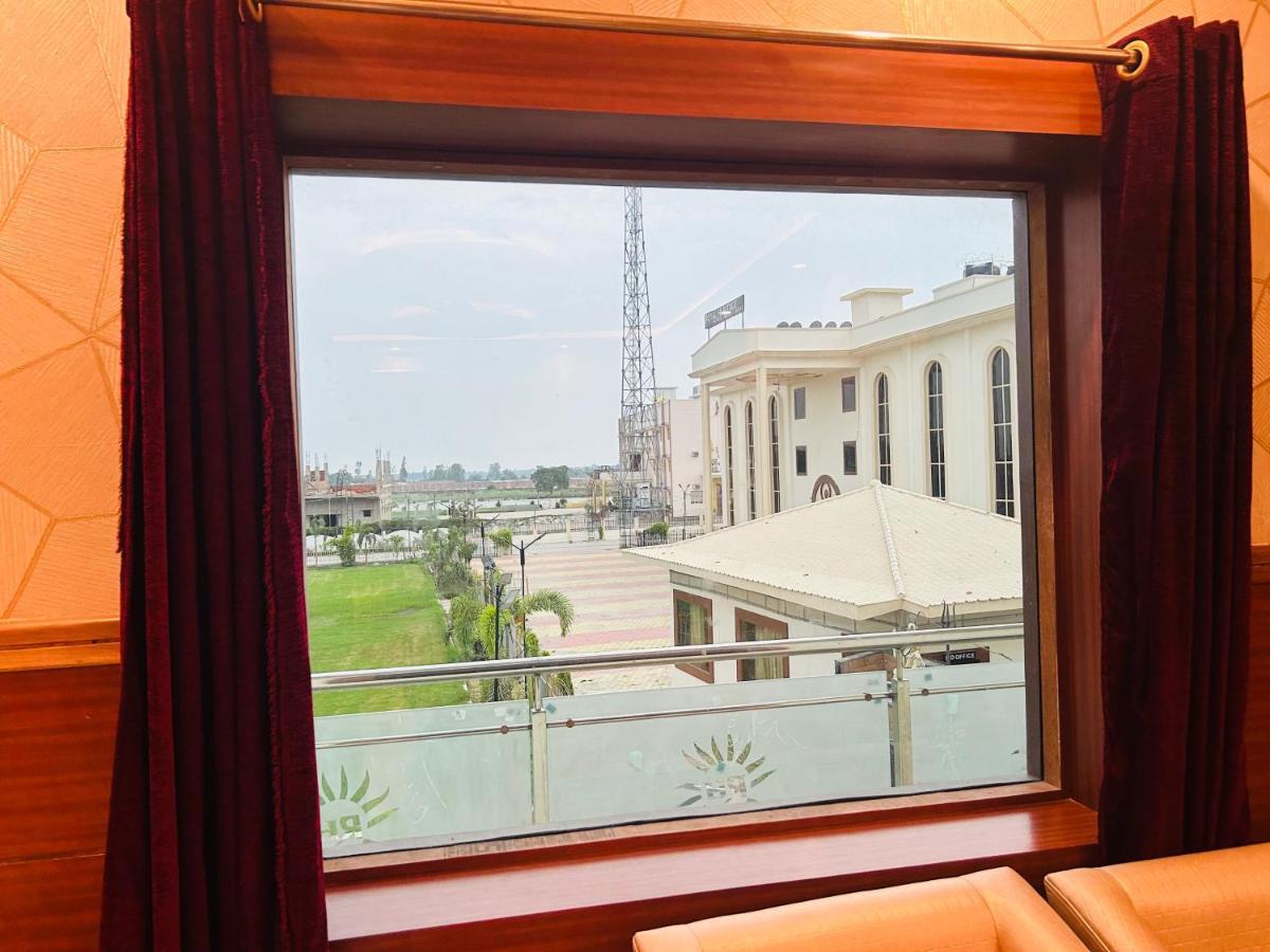 Royal Heritage Hotel & Resort Ayodhya Exteriör bild