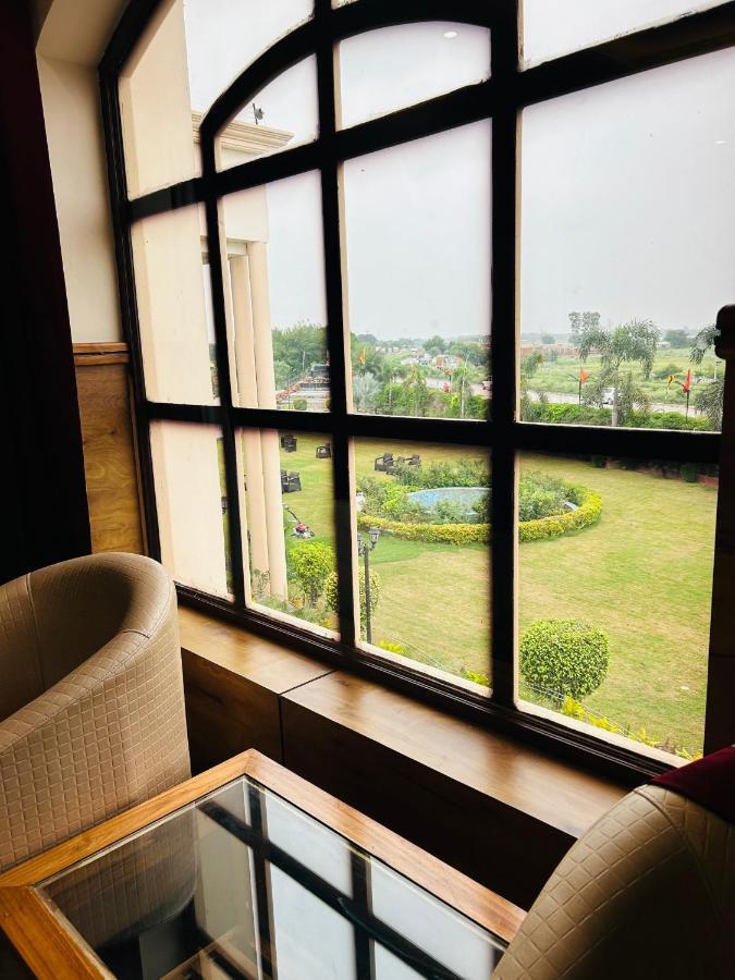 Royal Heritage Hotel & Resort Ayodhya Exteriör bild